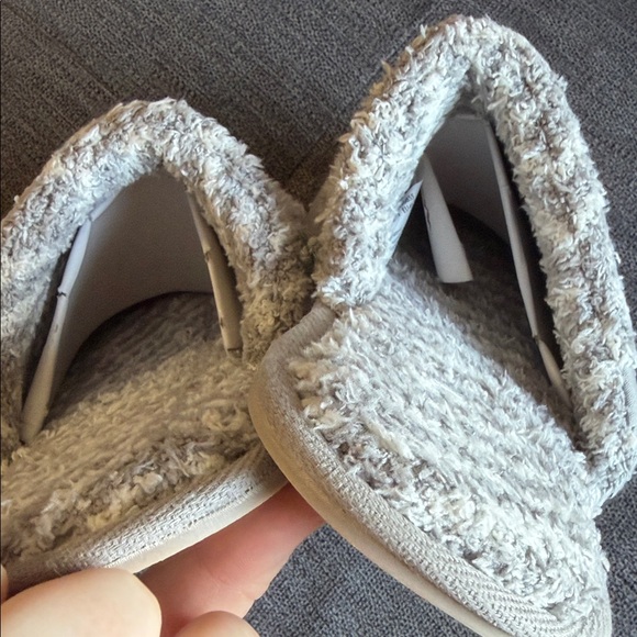 Barefoot Dreams Chevron Pattern Slippers - Cream and Gray - Picture 4 of 5